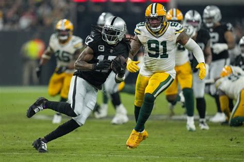 Raiders WR Davante Adams says he’s not getting enough passes thrown to him